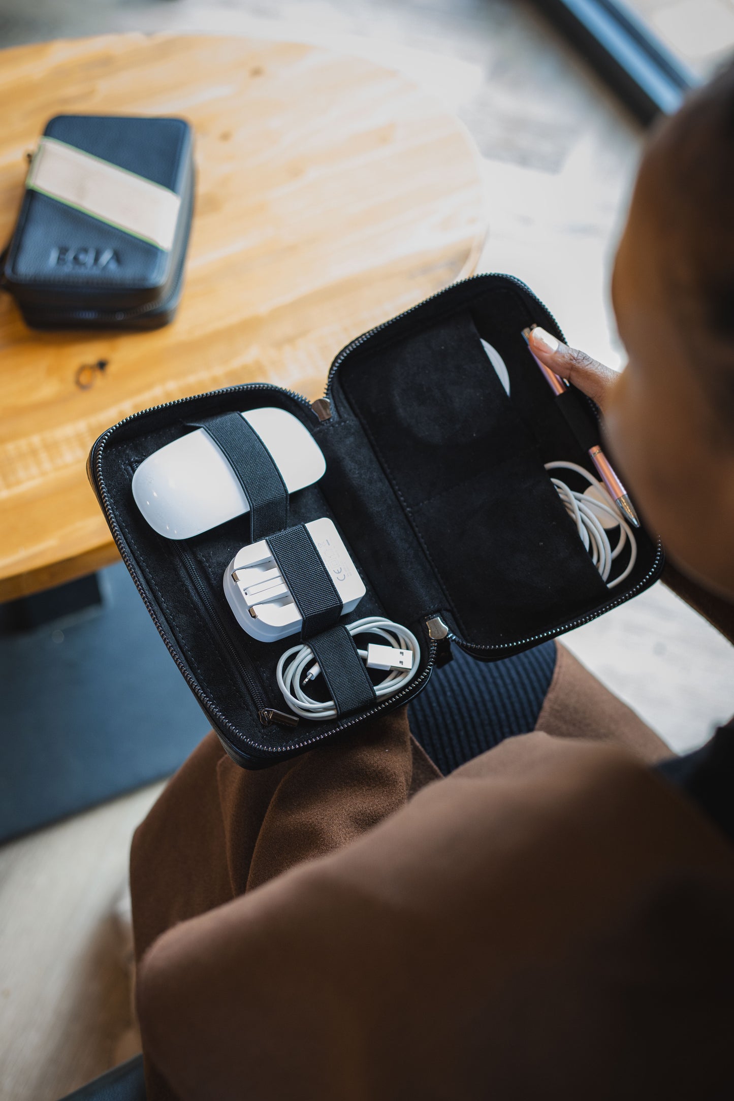 Àyìnlá Leather Tech Organiser